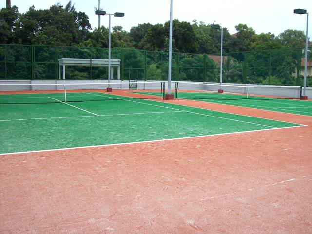 Bayswater condominium's 2 tennis courts