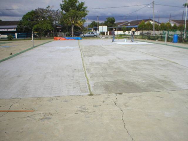 tennis fibre court 2 : Apply a layer of coating on Fibre Mesh System that is laid on top of concrete surface