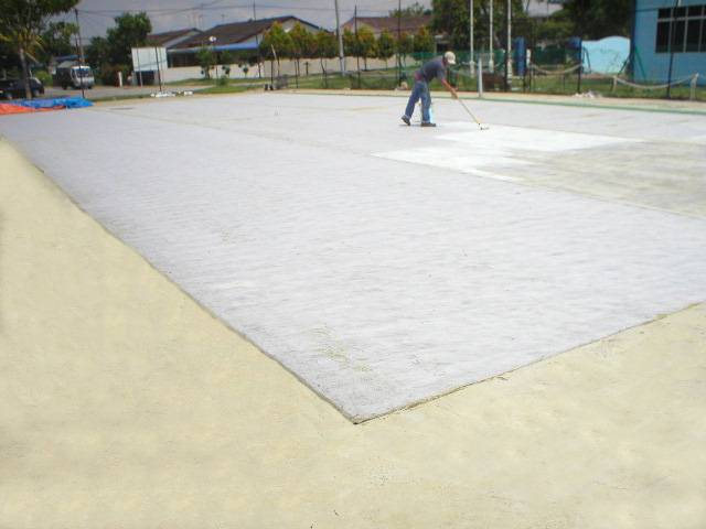 tennis fibre court 3 : More layers of coating are applied