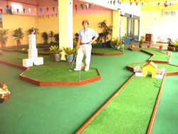 miniature golf 9 holes indoor